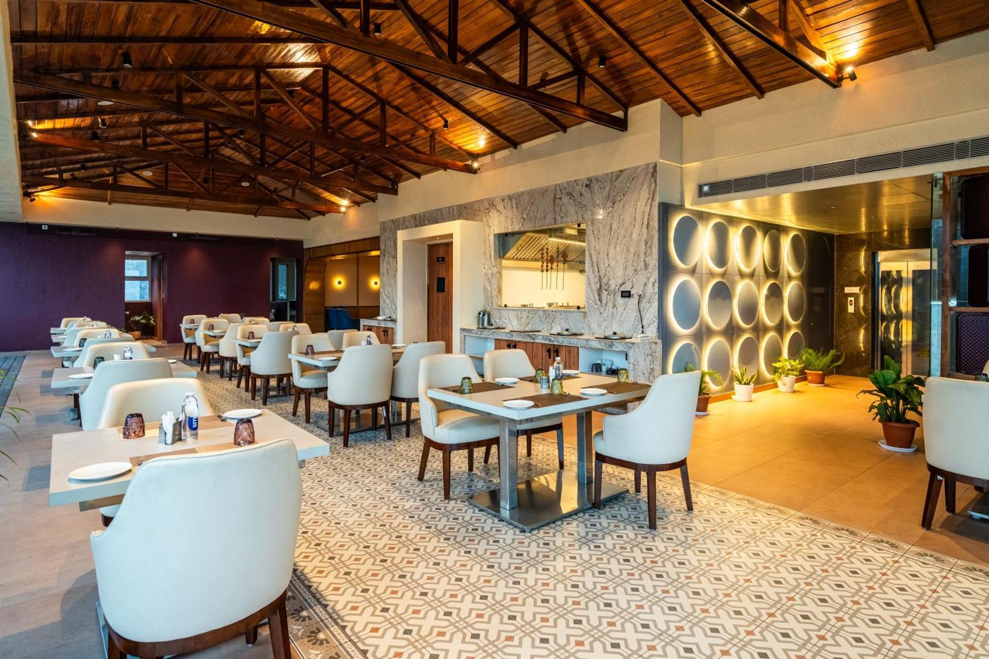 The White Rock Inn & Dine Шилонг Екстериор снимка