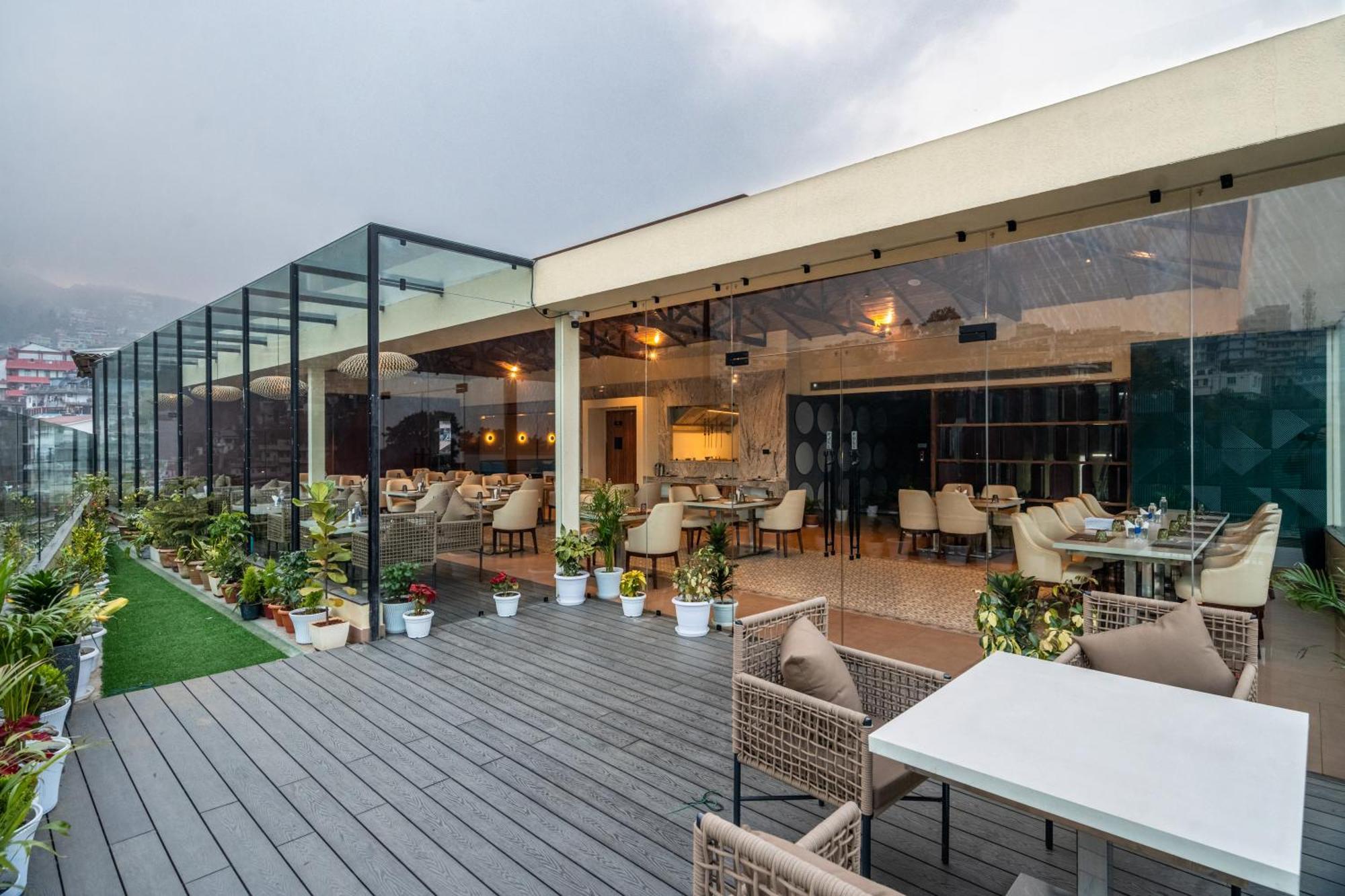 The White Rock Inn & Dine Шилонг Екстериор снимка